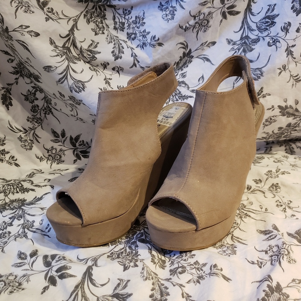 $5/20 Nude velcro enclosure wedges